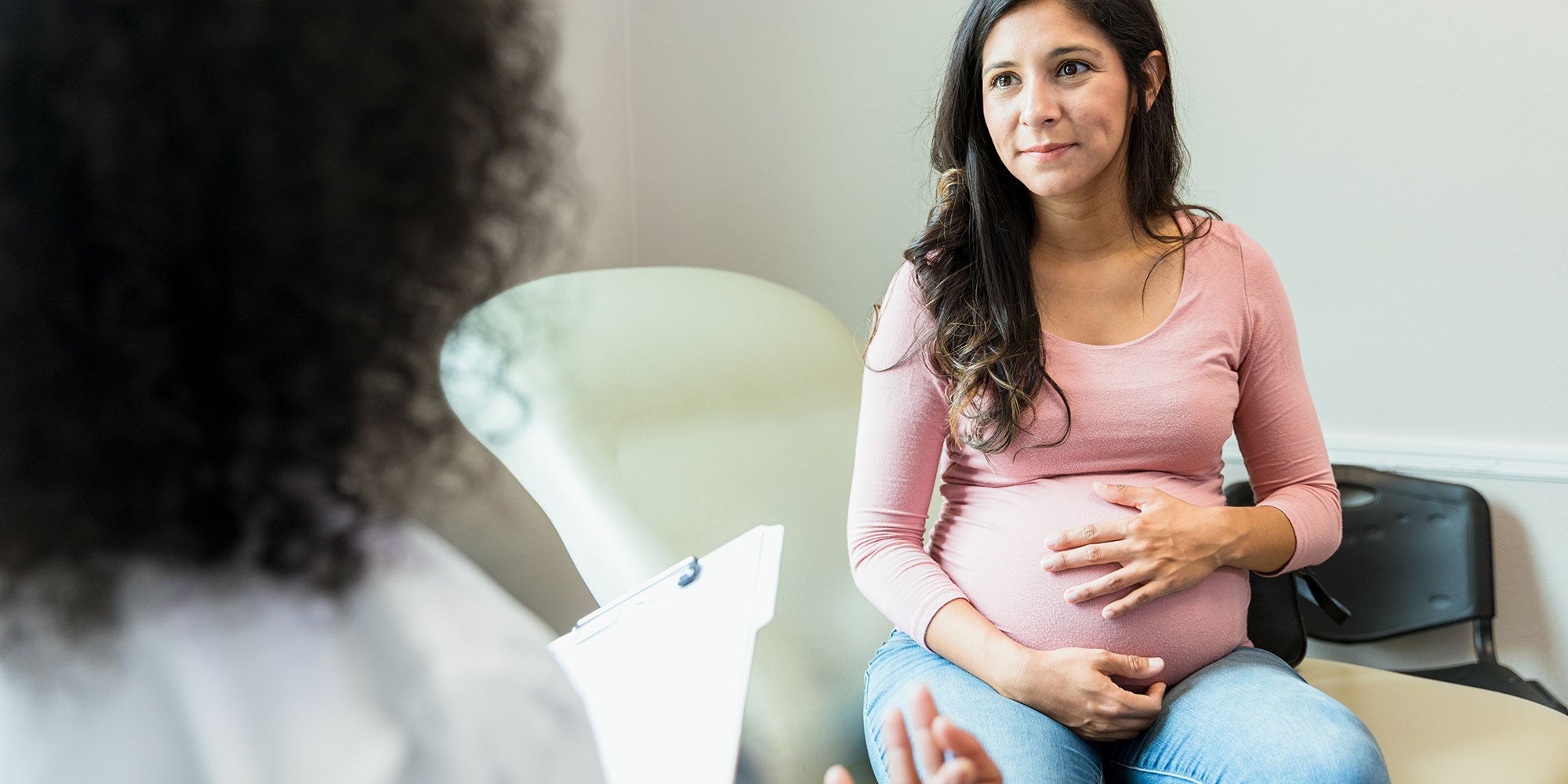 Pregnant patient talks with doctor